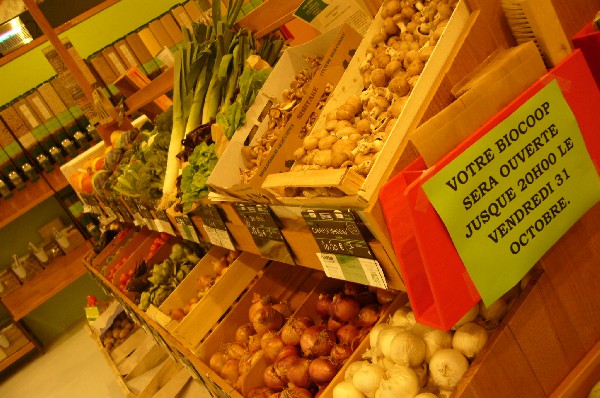 Fruits et légumes de saison. Nous respectons les saisons et donnons la priorité aux approvisionnements locaux quand cela est possible.